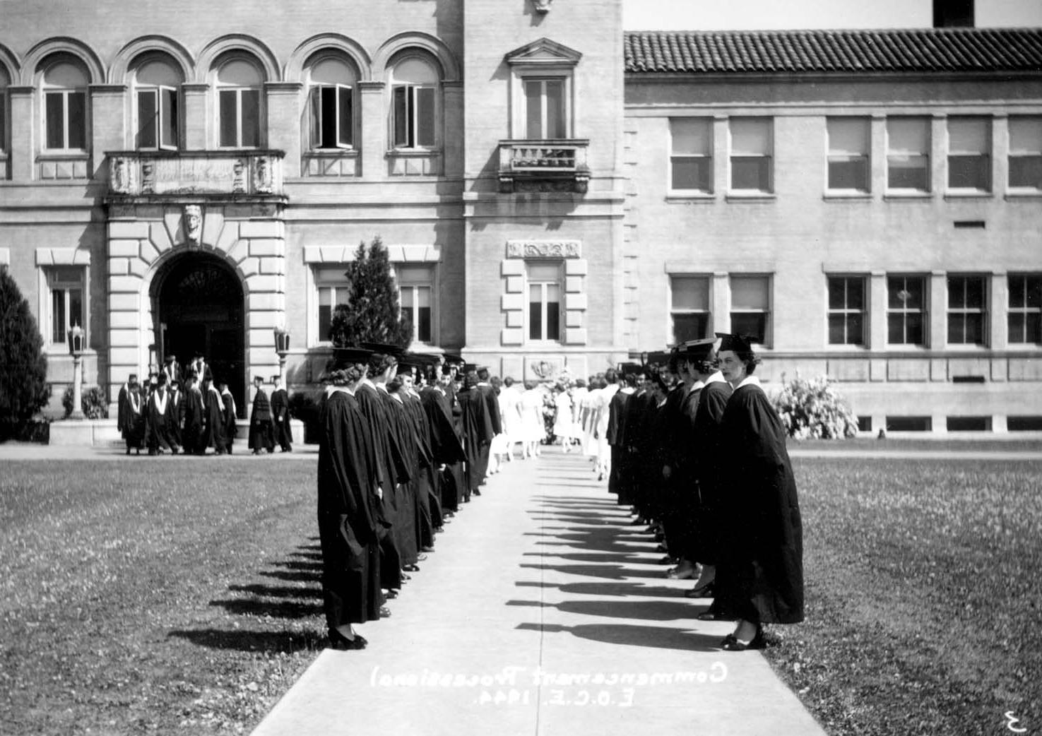 1944 Commencement proceedings in front of Inlow hall